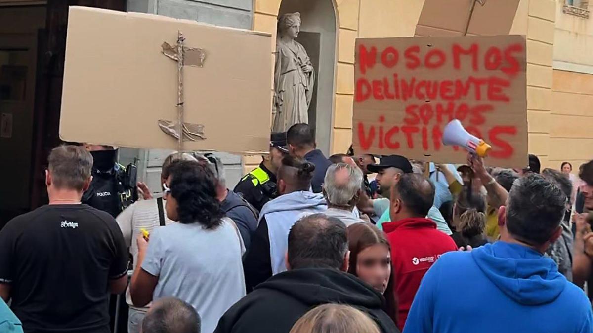 Desenes de famílies desallotjades de l'assentament il·legal de Mataró aixequen la veu