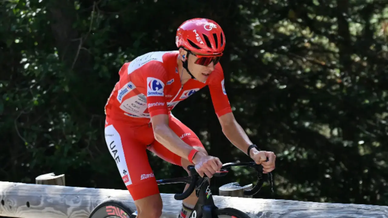 La Vuelta a Espanya 2026 es queda sense el seu gran protagonista: Tadej Pogacar abandona després d'una caiguda brutal a Xeraco
