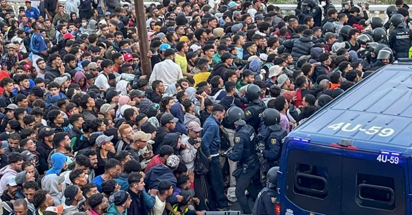 Nou trasllat de migrants a Ceuta entre carreres, tensió i trets a l'aire