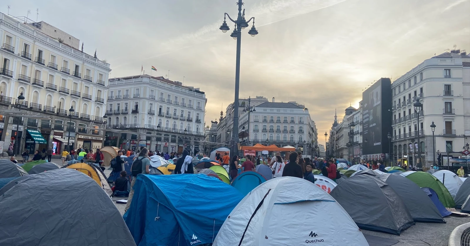 Última hora del desahucio de Maricarmen: los acampados en Sol se preparan para su segunda noche